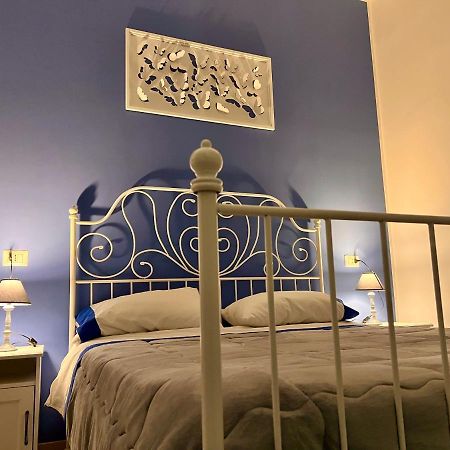 Vico Longo 25 - Ensuit Flat In The Heart Of Наполи Екстериор снимка