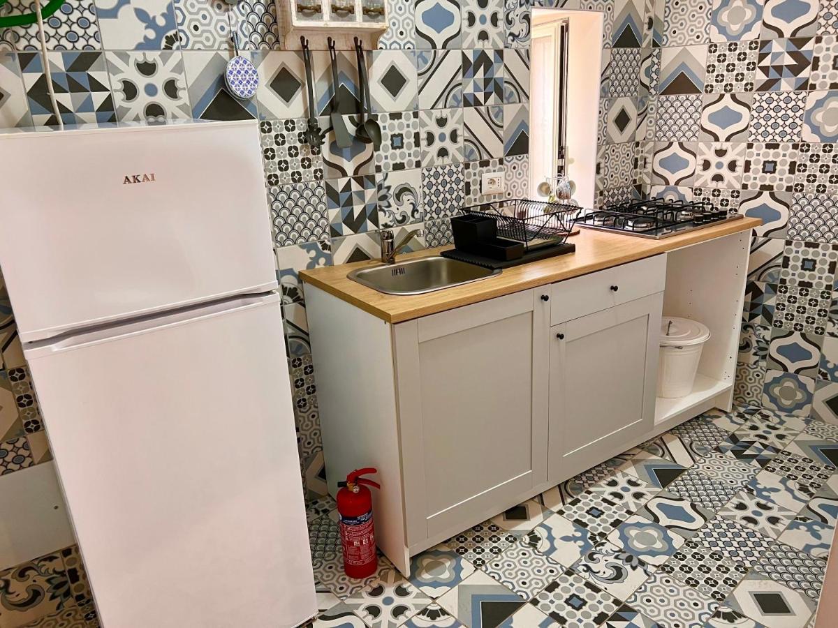 Vico Longo 25 - Ensuit Flat In The Heart Of Наполи Екстериор снимка
