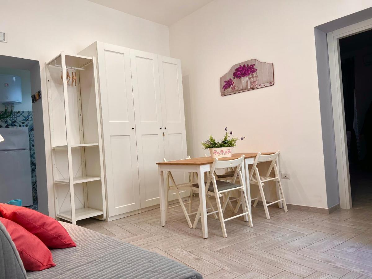 Vico Longo 25 - Ensuit Flat In The Heart Of Наполи Екстериор снимка
